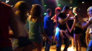 Aggredisce la security della discoteca, 23enne denunciato