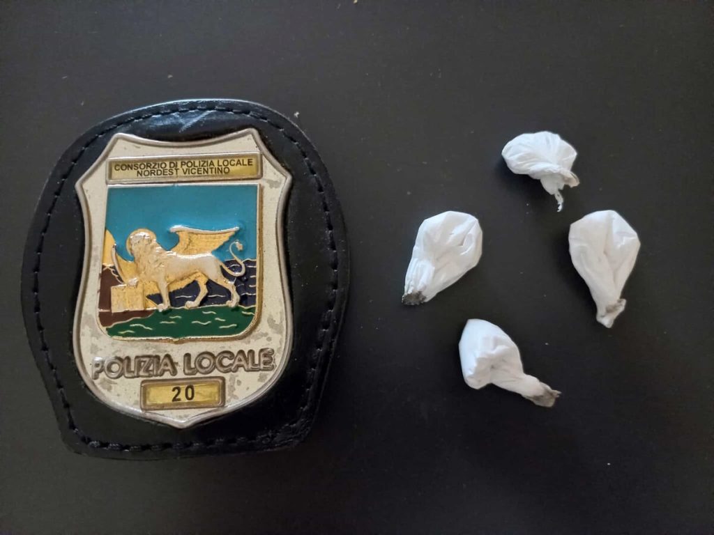 Fermata per un controllo alla circolazione, consegna 4 involucri di cocaina agli agenti della Locale