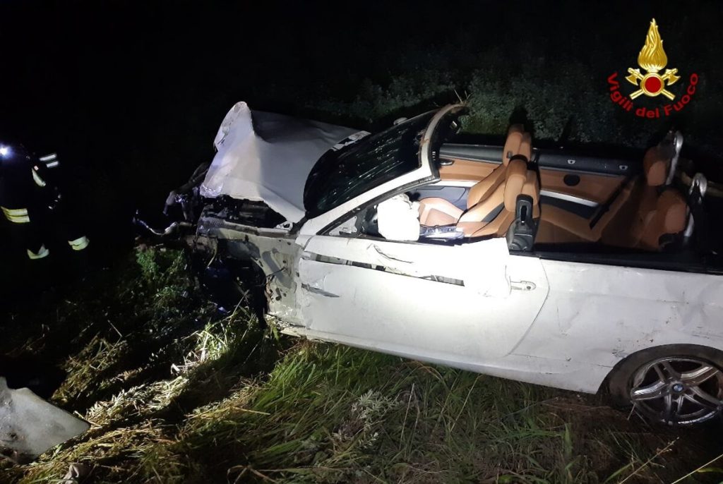 Incidente nella notte, sfonda il guardrail e si schianta fuori strada: irreperibile il conducente