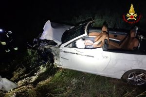 Incidente nella notte, sfonda il guardrail e si schianta fuori strada: irreperibile il conducente