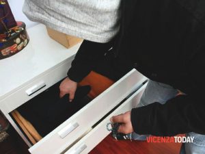 Ladri trasfertisti scoperti dopo un furto da 60mila euro