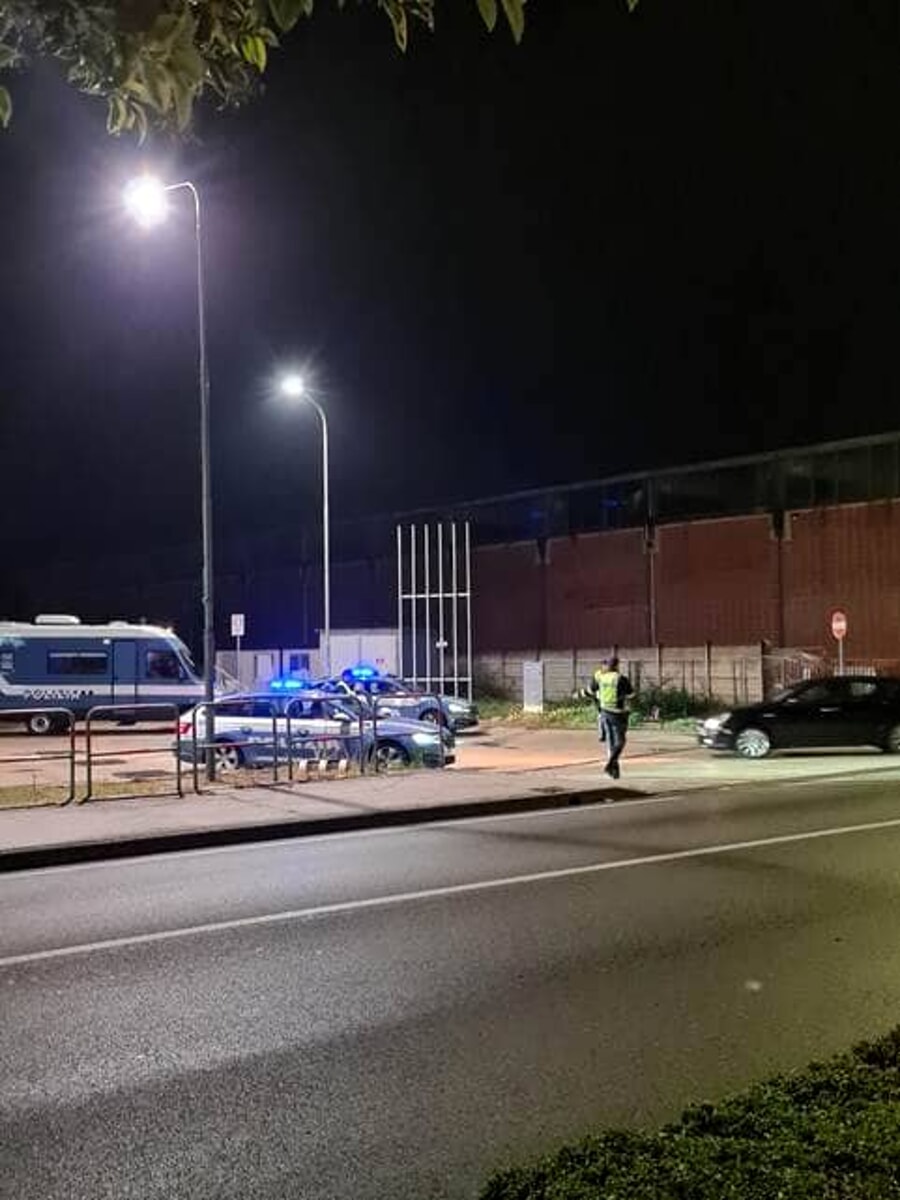 Imbocca una strada contromano e viene fermata dalla Stradale: patente ritirata.