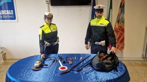 Alla vista di una pattuglia della polizia locale scappano, abbandonano auto e attrezzi da scasso