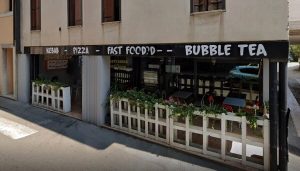 Aggressione di tre criminali a un ragazzo sordo, un rider interviene per difenderlo: picchiato anche lui