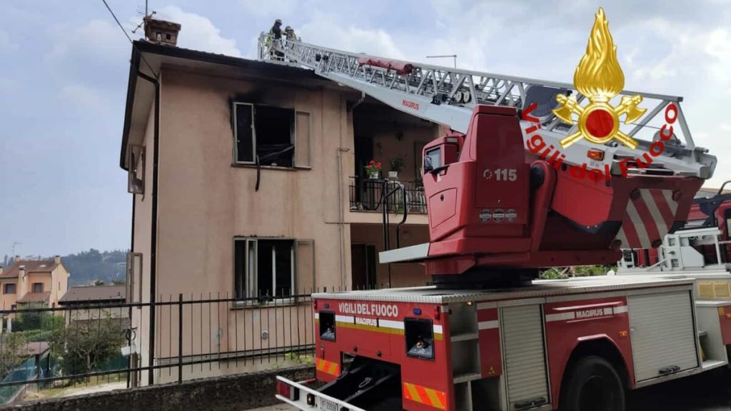 Fiamme dalla cucina, scoppia l’incendio in appartamento