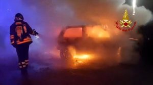 Auto in sosta distrutta dalle fiamme