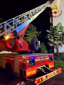 Fiamme dalla palazzina, a fuoco il barbecue