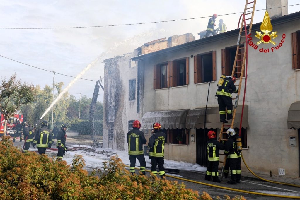Fiamme dalla casa disabitata, l'incendio rischia di estendersi ad altre abitazioni