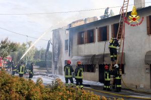 Fiamme dalla casa disabitata, l'incendio rischia di estendersi ad altre abitazioni