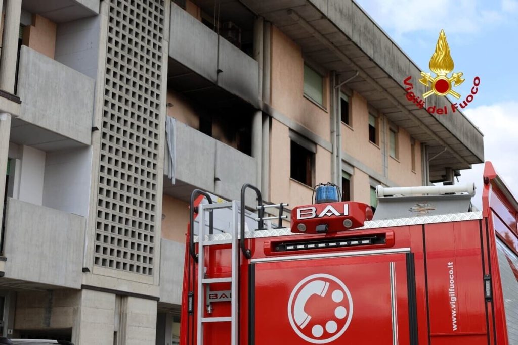 Condominio avvolto dalle fiamme, immobile assicurato ma l'assicurazione non paga