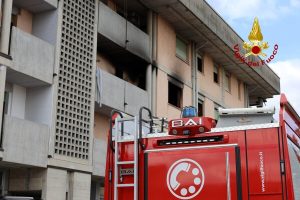 Condominio avvolto dalle fiamme, immobile assicurato ma l'assicurazione non paga