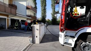 Fiamme dall'auto, divampa l'incendio in garage