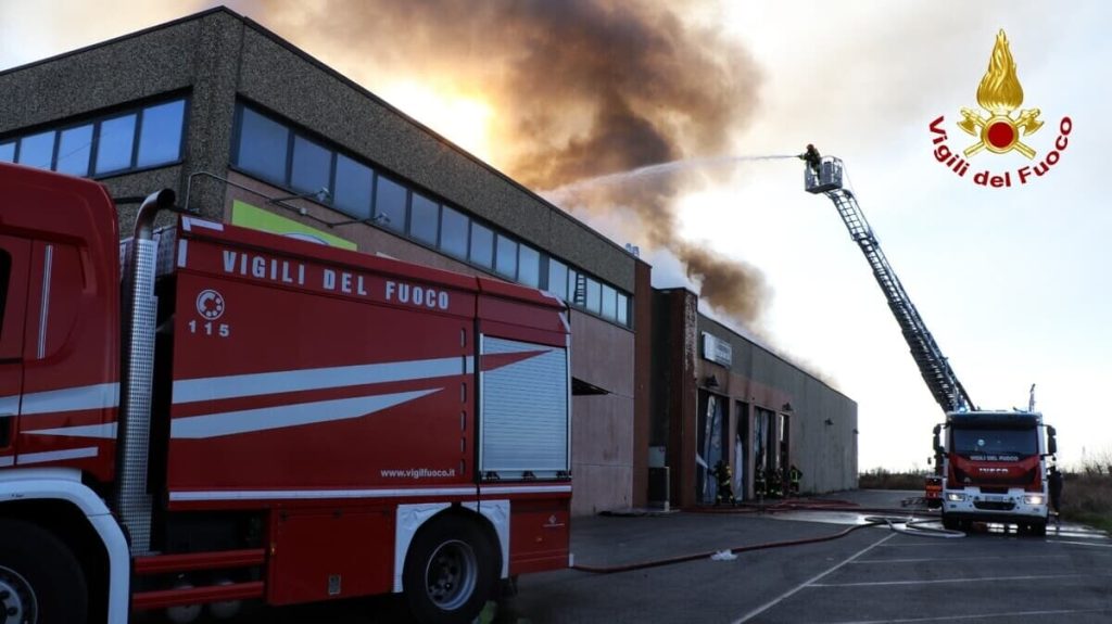 Capannone distrutto dalle fiamme, l'assicurazione non paga nemmeno l'acconto