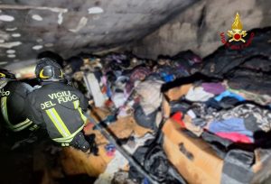 Incendio in abitazione, i Viglil del fuoco contengono il rogo
