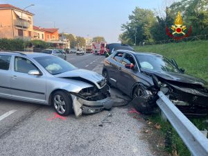 Schianto tra auto e furgone, tre i feriti
