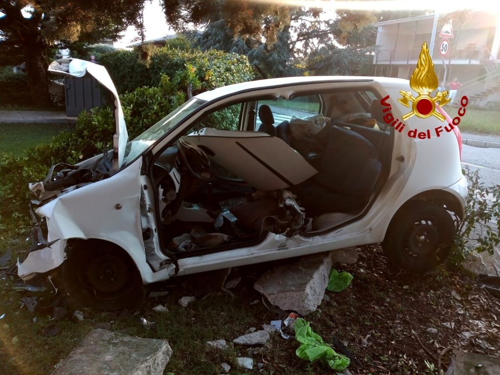 Perde il controllo dell'auto e finisce contro un muretto: ferito il conducente