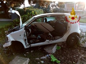 Perde il controllo dell'auto e finisce contro un muretto: ferito il conducente
