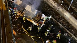 Autobus sfonda il guardrail e precipita sotto il cavalcavia