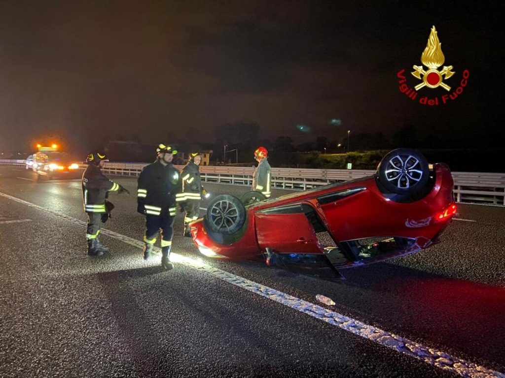 Schianto allo svincolo dell’A4, due auto ribaltate: 4 i feriti