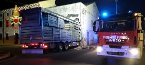 Perde il controllo dell'autoarticolato e finisce la sua corsa contro un'abitazione