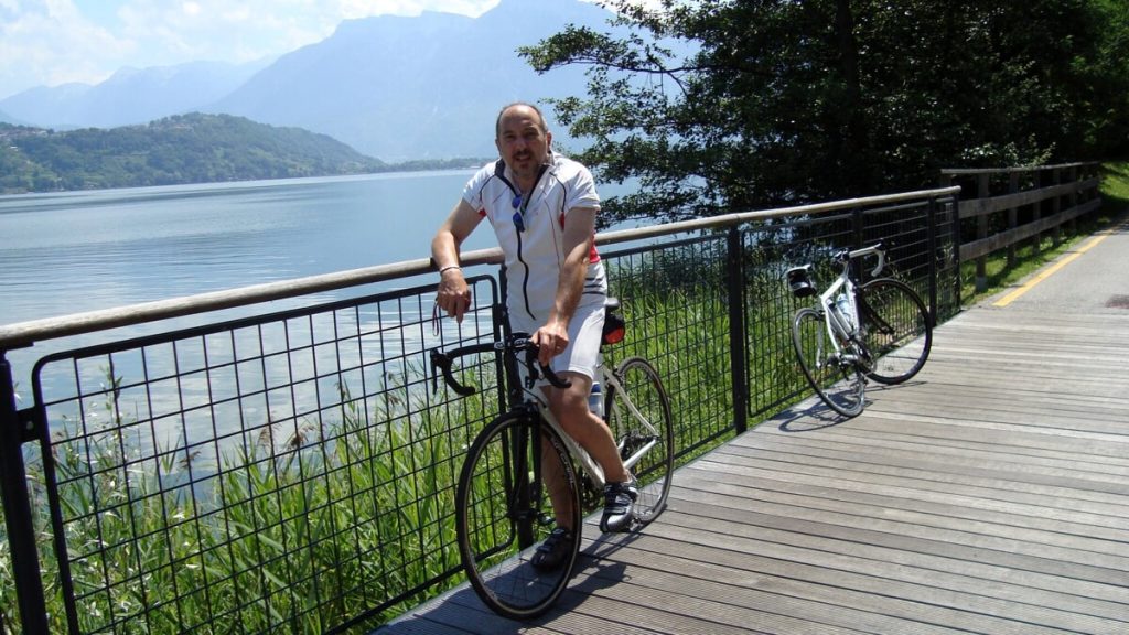 Malore fatale in bici, 58enne muore sotto gli occhi della moglie