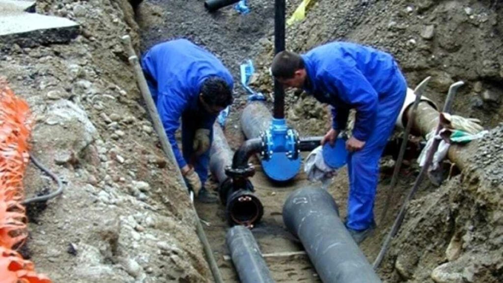 Incidente durante i lavori per la posa della fibra: rotta una condotta dell'acquedotto
