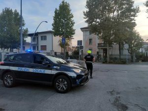 Affittano un appartamento non loro, ritirano la caparra e poi spariscono: i truffati li incontrano per strada e scoppia la lite