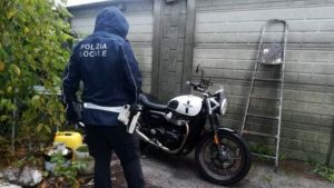 Viavai sospetto in strada del Cavalcavia: trovato un "tesoretto" di materiale rubato