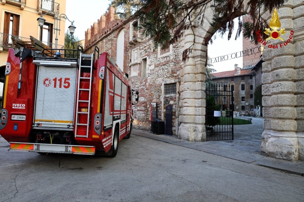 Principio d'incendio all'esterno del Teatro Olimpico, passante spegne le fiamme