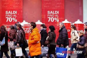 Saldi invernali, la proposta di Confcommercio: "Meglio posticiparli"