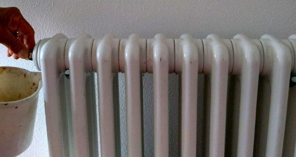 Come sfiatare i termosifoni, le operazioni da fare quando si accende il riscaldamento