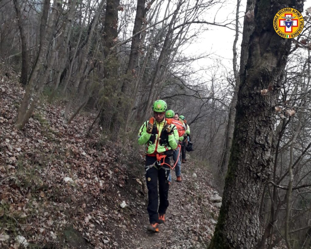 Scivola e si infortuna, recuperata dal Soccorso alpino