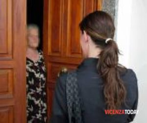 Entrano a casa di un'anziana per rubare, arrestate quattro donne: refurtiva recuperata