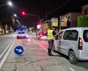 Fugge al controllo della polizia e causa un incidente, patente ritirata e denuncia