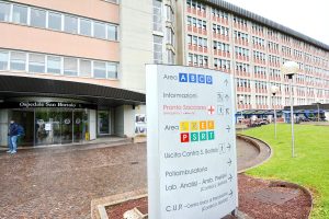 Avvolto dalle fiamme mentre brucia la carta, muore pensionato