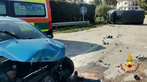 Schianto tra un'auto e il furgone di un corriere: feriti i conducenti