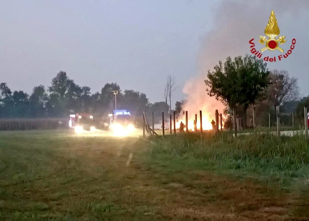 In fiamme trenta rotoballe di fieno, l'intervento dei vigili del fuoco