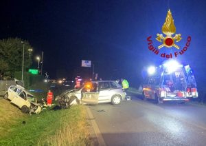 Frontale tra due auto, una finisce nel fossato: grave una donna