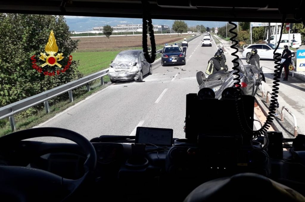 Incidente fra tre auto, perdita di benzina da un mezzo