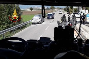 Incidente fra tre auto, perdita di benzina da un mezzo