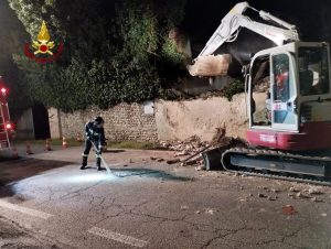 Crolla il tetto di una casa, chiusa la strada