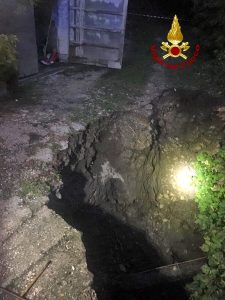 Voragine sulla strada, evacuati i residenti di un'abitazione