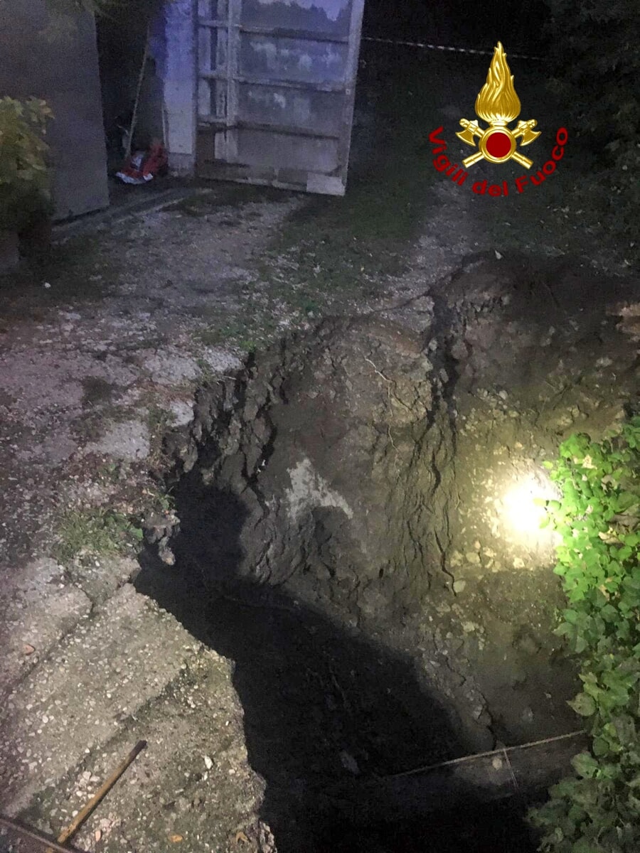 Voragine sulla strada, evacuati i residenti di un'abitazione