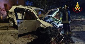 Auto finisce fuori strada, una persona in ospedale