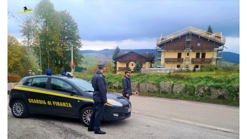 Lavoratori senza permesso di soggiorno in un cantiere edile, maxi sanzione all'azienda