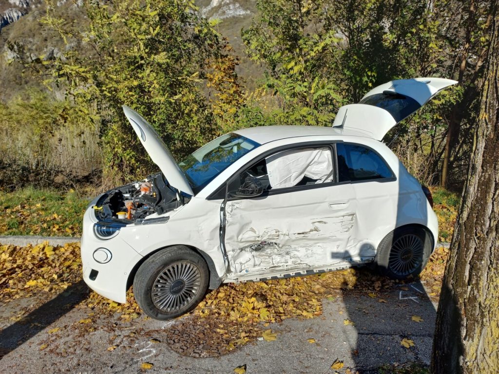 Schianto tra due auto, feriti i conducenti