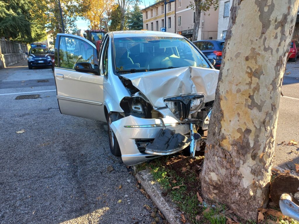 Si schianta con l'auto contro un platano, ferita la conducente