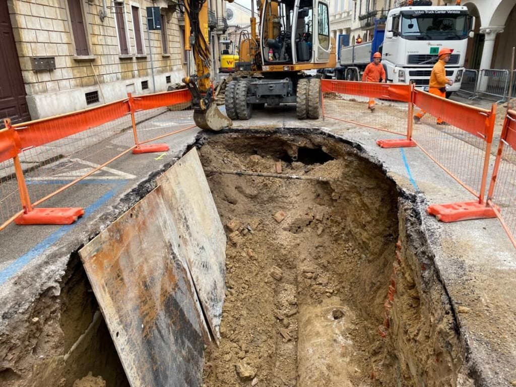 Cedimento in contra’ Porta Nova, proseguono i lavori di Viacqua