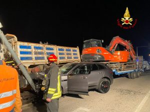 Schianto tra un camion e cinque auto, due feriti