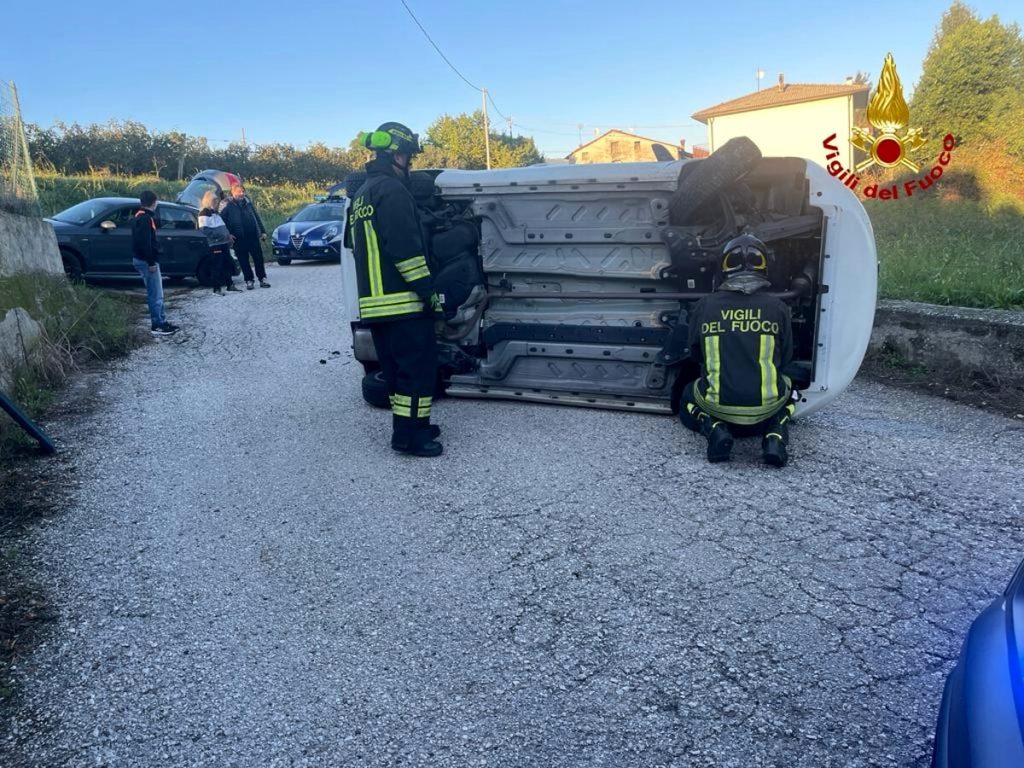 Perde il controllo dell’auto che si rovescia, ferita una donna